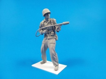 CMK 129-F32321 WWII US marine soldier with M2A1 flamthrower, Iwojima 1945 1:35