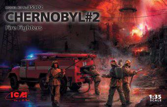 ICM 35902 Chernobyl 2 Fire Fighters (AC-40-137A Firetruck & 4 Figures) 1:35