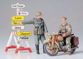 Tamiya 35241 1:35 German Motorcycle Orderly - 2 figures